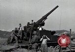 Standbild US 24 Infanterie Soldaten Feuern vom Tank United States USA, 1947, aus Sekunde 33 historischem Filmmaterial Videoclip 65675032380