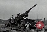 Standbild US 24 Infanterie Soldaten Feuern vom Tank United States USA, 1947, aus Sekunde 34 historischem Filmmaterial Videoclip 65675032380