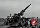 Standbild US 24 Infanterie Soldaten Feuern vom Tank United States USA, 1947, aus Sekunde 35 historischem Filmmaterial Videoclip 65675032380