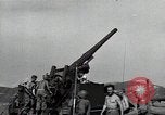 Standbild US 24 Infanterie Soldaten Feuern vom Tank United States USA, 1947, aus Sekunde 37 historischem Filmmaterial Videoclip 65675032380