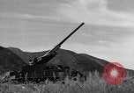 Standbild US 24 Infanterie Soldaten Feuern vom Tank United States USA, 1947, aus Sekunde 39 historischem Filmmaterial Videoclip 65675032380