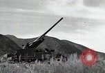 Standbild US 24 Infanterie Soldaten Feuern vom Tank United States USA, 1947, aus Sekunde 40 historischem Filmmaterial Videoclip 65675032380