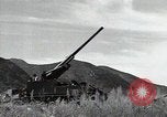 Standbild US 24 Infanterie Soldaten Feuern vom Tank United States USA, 1947, aus Sekunde 41 historischem Filmmaterial Videoclip 65675032380