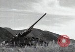 Standbild US 24 Infanterie Soldaten Feuern vom Tank United States USA, 1947, aus Sekunde 42 historischem Filmmaterial Videoclip 65675032380