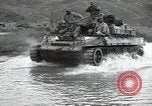 Standbild US 24 Infanterie Soldaten Feuern vom Tank United States USA, 1947, aus Sekunde 43 historischem Filmmaterial Videoclip 65675032380