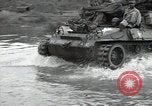 Standbild US 24 Infanterie Soldaten Feuern vom Tank United States USA, 1947, aus Sekunde 44 historischem Filmmaterial Videoclip 65675032380