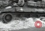 Standbild US 24 Infanterie Soldaten Feuern vom Tank United States USA, 1947, aus Sekunde 45 historischem Filmmaterial Videoclip 65675032380