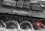 Standbild US 24 Infanterie Soldaten Feuern vom Tank United States USA, 1947, aus Sekunde 46 historischem Filmmaterial Videoclip 65675032380