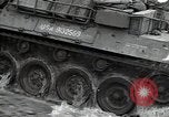 Standbild US 24 Infanterie Soldaten Feuern vom Tank United States USA, 1947, aus Sekunde 47 historischem Filmmaterial Videoclip 65675032380