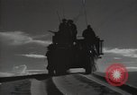 Standbild britische Truppen in der Wüste Naher Osten, 1956, aus Sekunde 5 historischem Filmmaterial Videoclip 65675032391