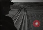 Standbild britische Truppen in der Wüste Naher Osten, 1956, aus Sekunde 12 historischem Filmmaterial Videoclip 65675032391