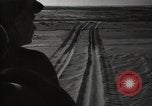 Standbild britische Truppen in der Wüste Naher Osten, 1956, aus Sekunde 14 historischem Filmmaterial Videoclip 65675032391