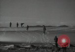 Standbild britische Truppen in der Wüste Naher Osten, 1956, aus Sekunde 22 historischem Filmmaterial Videoclip 65675032391