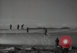 Standbild britische Truppen in der Wüste Naher Osten, 1956, aus Sekunde 23 historischem Filmmaterial Videoclip 65675032391