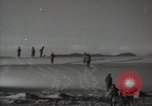 Standbild britische Truppen in der Wüste Naher Osten, 1956, aus Sekunde 25 historischem Filmmaterial Videoclip 65675032391