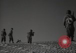 Standbild britische Truppen in der Wüste Naher Osten, 1956, aus Sekunde 26 historischem Filmmaterial Videoclip 65675032391