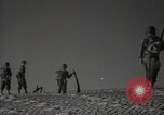 Standbild britische Truppen in der Wüste Naher Osten, 1956, aus Sekunde 27 historischem Filmmaterial Videoclip 65675032391