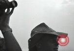 Standbild britische Truppen in der Wüste Naher Osten, 1956, aus Sekunde 29 historischem Filmmaterial Videoclip 65675032391