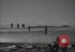 Standbild britische Truppen in der Wüste Naher Osten, 1956, aus Sekunde 40 historischem Filmmaterial Videoclip 65675032391
