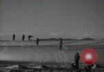 Standbild britische Truppen in der Wüste Naher Osten, 1956, aus Sekunde 41 historischem Filmmaterial Videoclip 65675032391