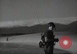 Standbild britische Truppen in der Wüste Naher Osten, 1956, aus Sekunde 47 historischem Filmmaterial Videoclip 65675032391