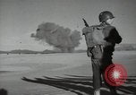 Standbild britische Truppen in der Wüste Naher Osten, 1956, aus Sekunde 49 historischem Filmmaterial Videoclip 65675032391