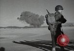 Standbild britische Truppen in der Wüste Naher Osten, 1956, aus Sekunde 50 historischem Filmmaterial Videoclip 65675032391