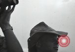 Standbild britische Truppen in der Wüste Naher Osten, 1956, aus Sekunde 61 historischem Filmmaterial Videoclip 65675032391