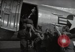 Standbild Berliner Kinderluftbrücke Deutschland, 1953, aus Sekunde 51 historischem Filmmaterial Videoclip 65675032392