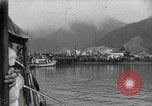 Standbild Schiff Ankunft im Hafen Ostasien, 1955, aus Sekunde 1 historischem Filmmaterial Videoclip 65675032393