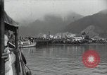 Standbild Schiff Ankunft im Hafen Ostasien, 1955, aus Sekunde 3 historischem Filmmaterial Videoclip 65675032393