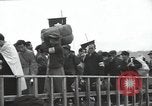 Standbild Schiff Ankunft im Hafen Ostasien, 1955, aus Sekunde 21 historischem Filmmaterial Videoclip 65675032393