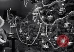 Immagine di Albero di Natale decorato e Bambina con bambola United States USA, 1951, secondo 5 filmato di repertorio 65675032403