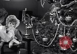 Immagine di Albero di Natale decorato e Bambina con bambola United States USA, 1951, secondo 6 filmato di repertorio 65675032403
