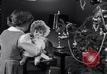 Immagine di Albero di Natale decorato e Bambina con bambola United States USA, 1951, secondo 7 filmato di repertorio 65675032403