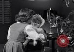 Immagine di Albero di Natale decorato e Bambina con bambola United States USA, 1951, secondo 8 filmato di repertorio 65675032403