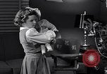 Immagine di Albero di Natale decorato e Bambina con bambola United States USA, 1951, secondo 11 filmato di repertorio 65675032403