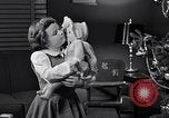 Immagine di Albero di Natale decorato e Bambina con bambola United States USA, 1951, secondo 12 filmato di repertorio 65675032403