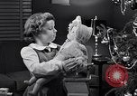 Immagine di Albero di Natale decorato e Bambina con bambola United States USA, 1951, secondo 13 filmato di repertorio 65675032403