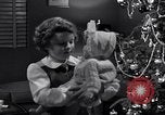 Immagine di Albero di Natale decorato e Bambina con bambola United States USA, 1951, secondo 14 filmato di repertorio 65675032403