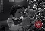 Immagine di Albero di Natale decorato e Bambina con bambola United States USA, 1951, secondo 15 filmato di repertorio 65675032403