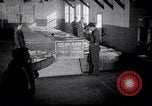 Standbild airmen Verpackung fly-away-Kits United States USA, 1951, aus Sekunde 1 historischem Filmmaterial Videoclip 65675032405