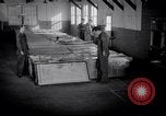Standbild airmen Verpackung fly-away-Kits United States USA, 1951, aus Sekunde 3 historischem Filmmaterial Videoclip 65675032405