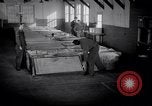 Standbild airmen Verpackung fly-away-Kits United States USA, 1951, aus Sekunde 5 historischem Filmmaterial Videoclip 65675032405