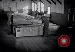 Standbild airmen Verpackung fly-away-Kits United States USA, 1951, aus Sekunde 6 historischem Filmmaterial Videoclip 65675032405
