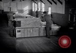 Standbild airmen Verpackung fly-away-Kits United States USA, 1951, aus Sekunde 7 historischem Filmmaterial Videoclip 65675032405