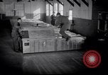 Standbild airmen Verpackung fly-away-Kits United States USA, 1951, aus Sekunde 8 historischem Filmmaterial Videoclip 65675032405
