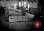 Standbild airmen Verpackung fly-away-Kits United States USA, 1951, aus Sekunde 9 historischem Filmmaterial Videoclip 65675032405