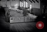 Standbild airmen Verpackung fly-away-Kits United States USA, 1951, aus Sekunde 10 historischem Filmmaterial Videoclip 65675032405