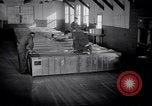 Standbild airmen Verpackung fly-away-Kits United States USA, 1951, aus Sekunde 11 historischem Filmmaterial Videoclip 65675032405